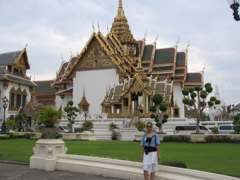 Visiting the imposing Grand Palace from Bangkok, incredible beautiful architecture!